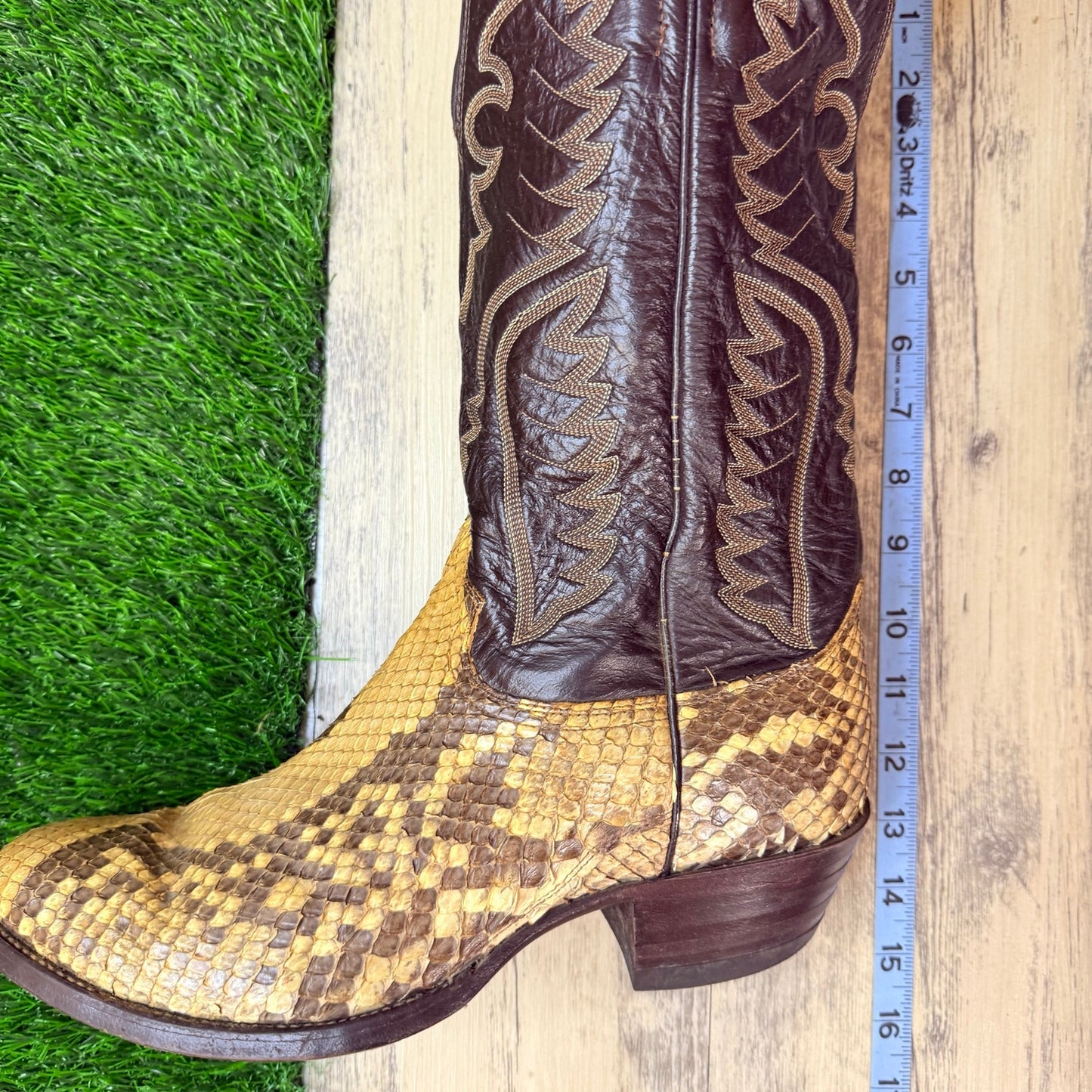 Justin Men - Size 9.5E - Brown Snake Cowboy Boots J4579