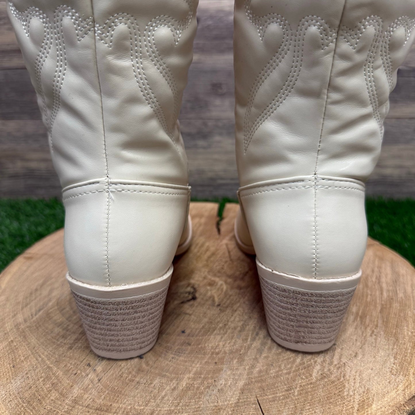Forever Women - Size 6 - Cream Faux Leather Boots