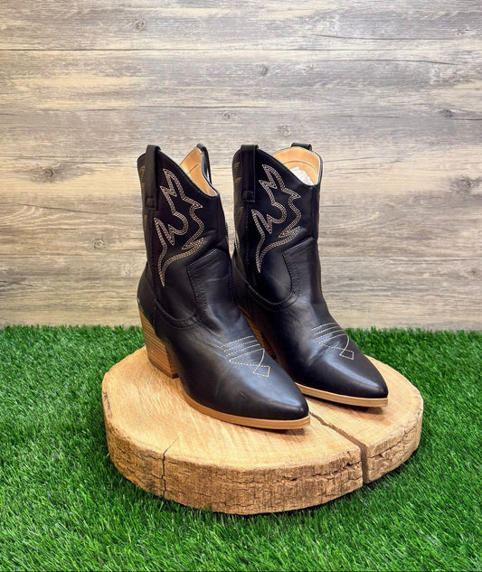 Soda Women - Size 10M - Black / Tan Faux Short Boots