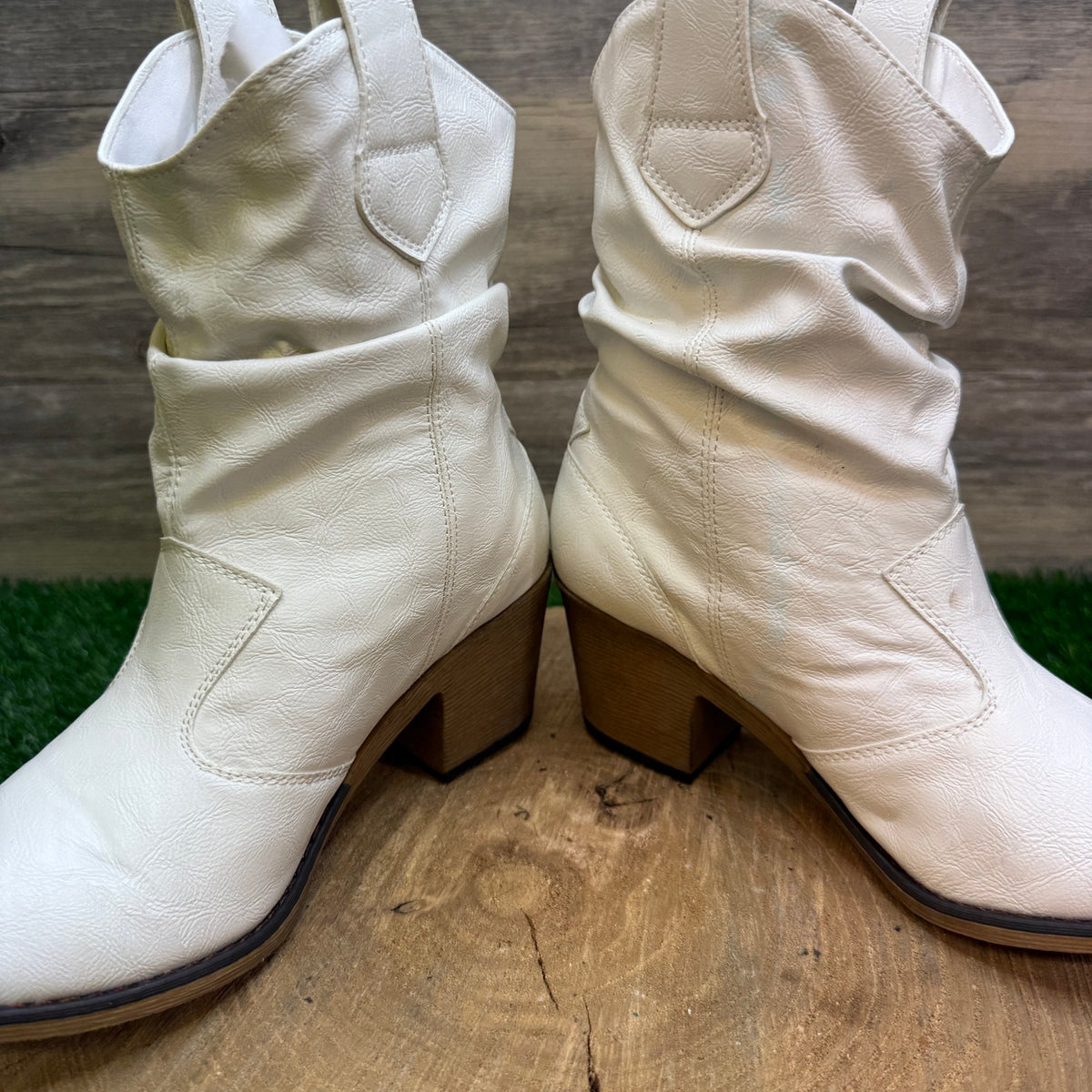 Charles Albert Women - Size 7M - White Vegan Leather Ankle Boots Style 08017