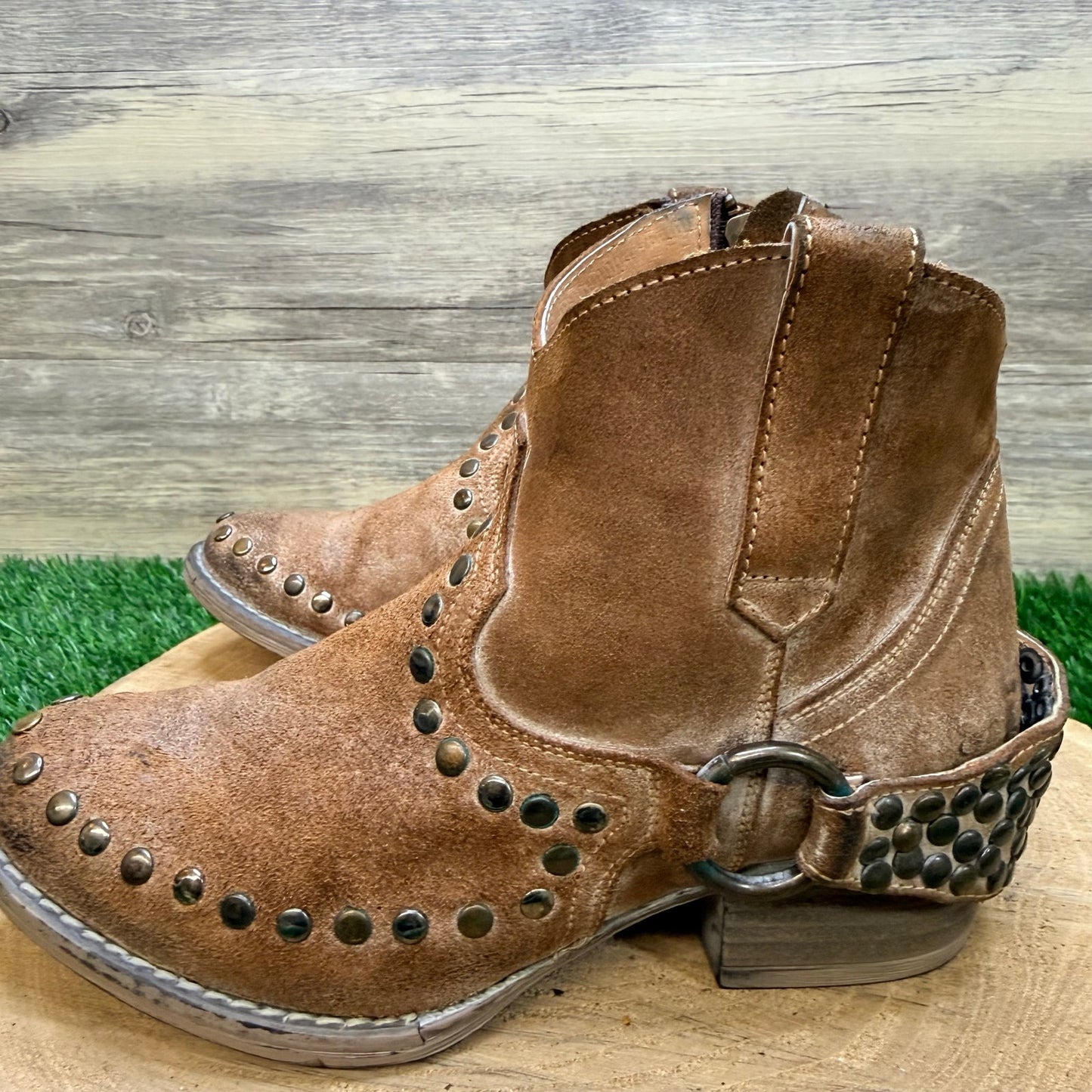 Circle G Women - Size 6 - Tan Zipper Studded  Ankle Boots 4224
