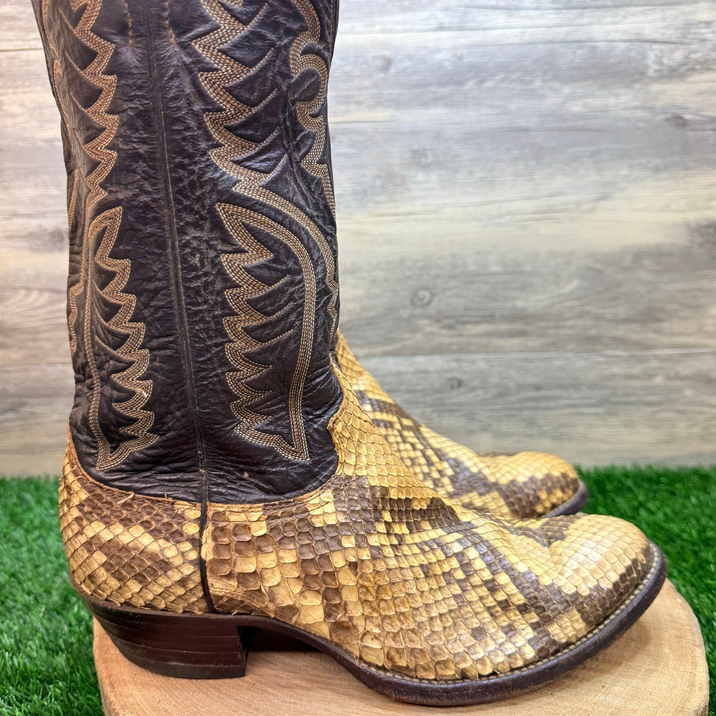 Justin Men - Size 9.5E - Brown Snake Cowboy Boots J4579