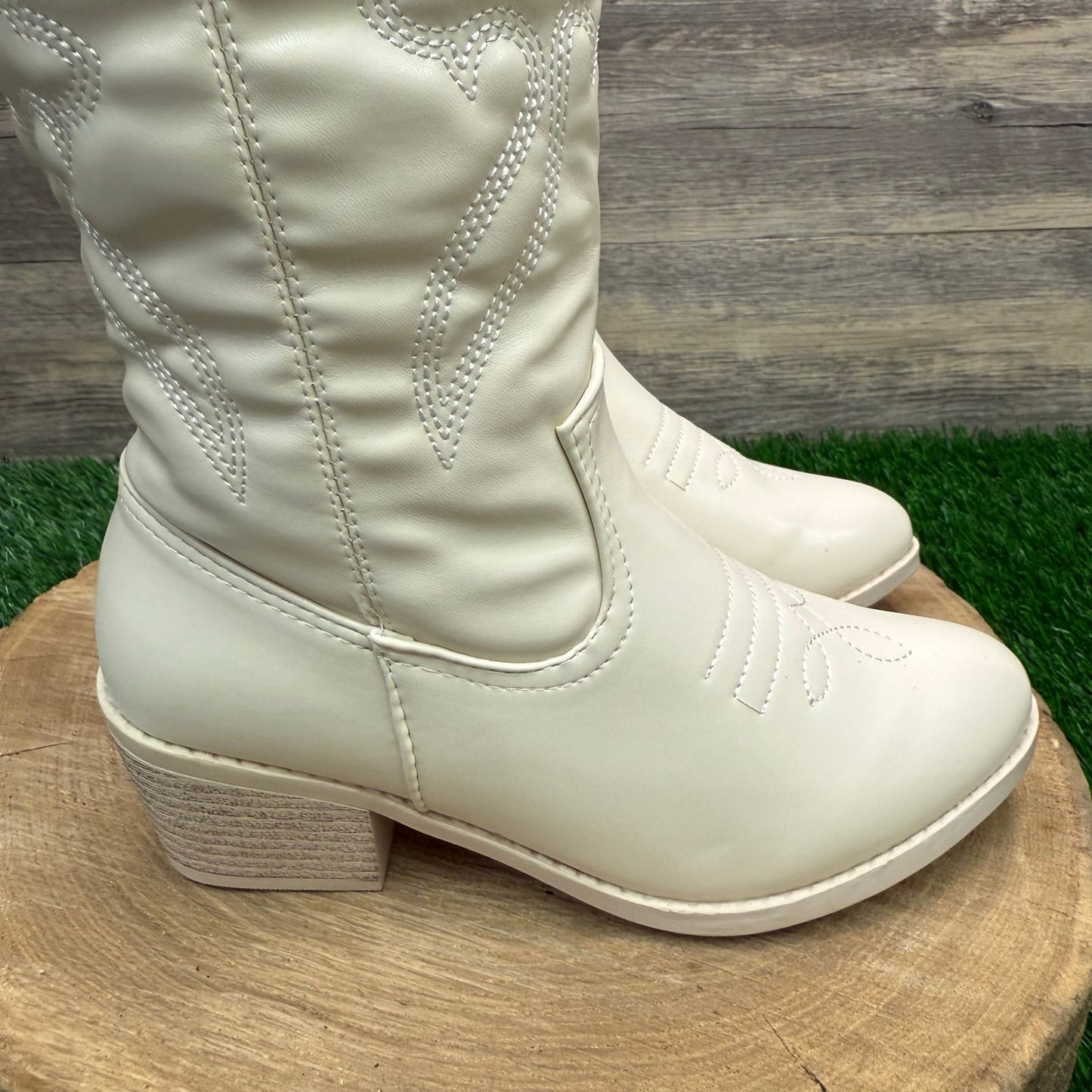 Forever Women - Size 6 - Cream Faux Leather Boots