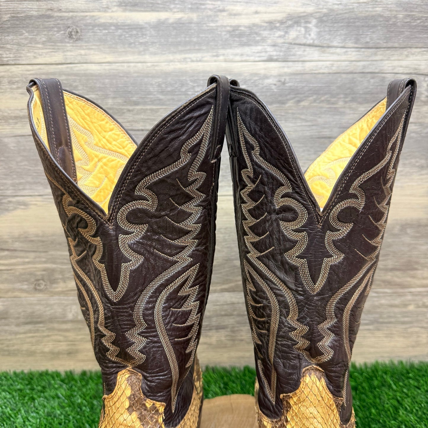 Justin Men - Size 9.5E - Brown Snake Cowboy Boots J4579