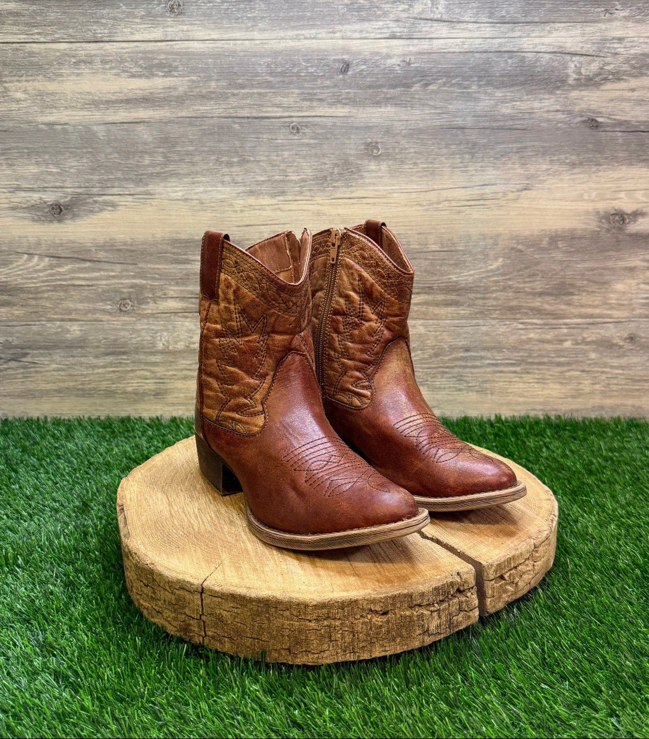 Coconuts Women - Size 7M - Brown Faux Leather Ankle Zipper Boots Style Pistol