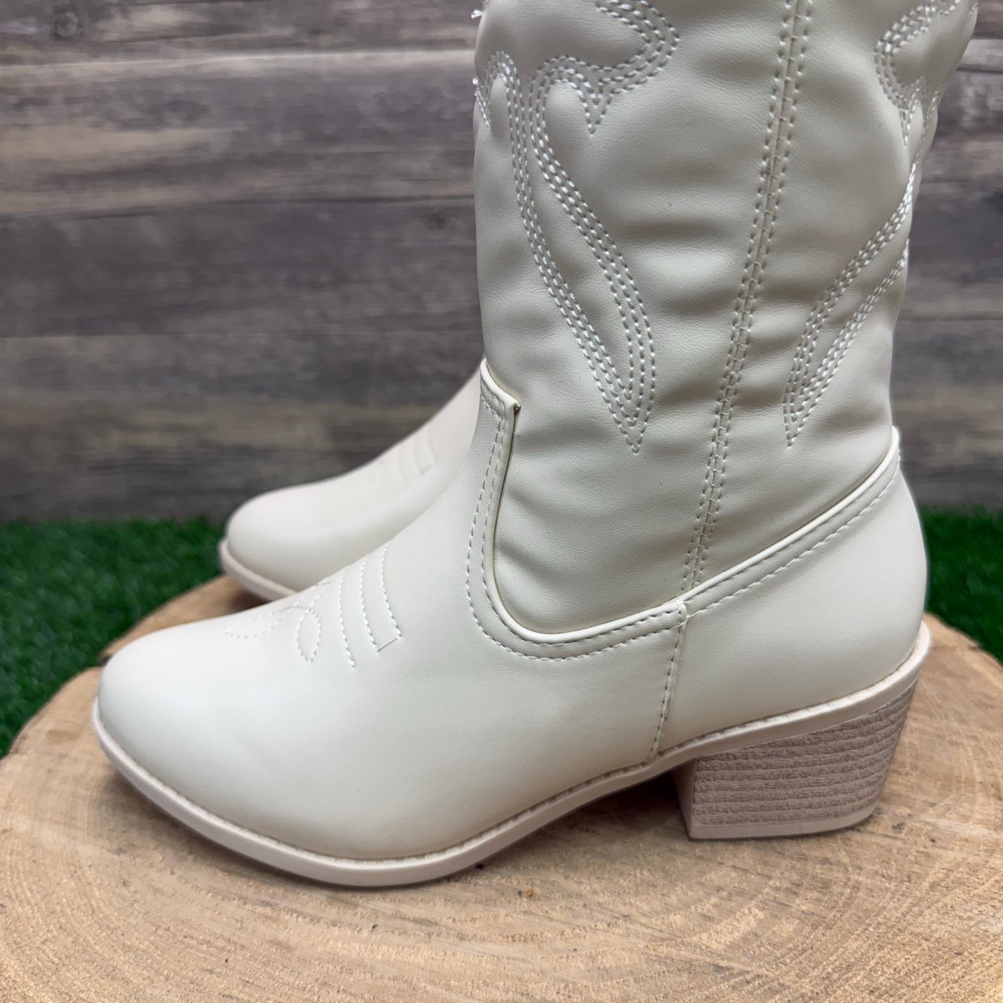Forever Women - Size 6 - Cream Faux Leather Boots