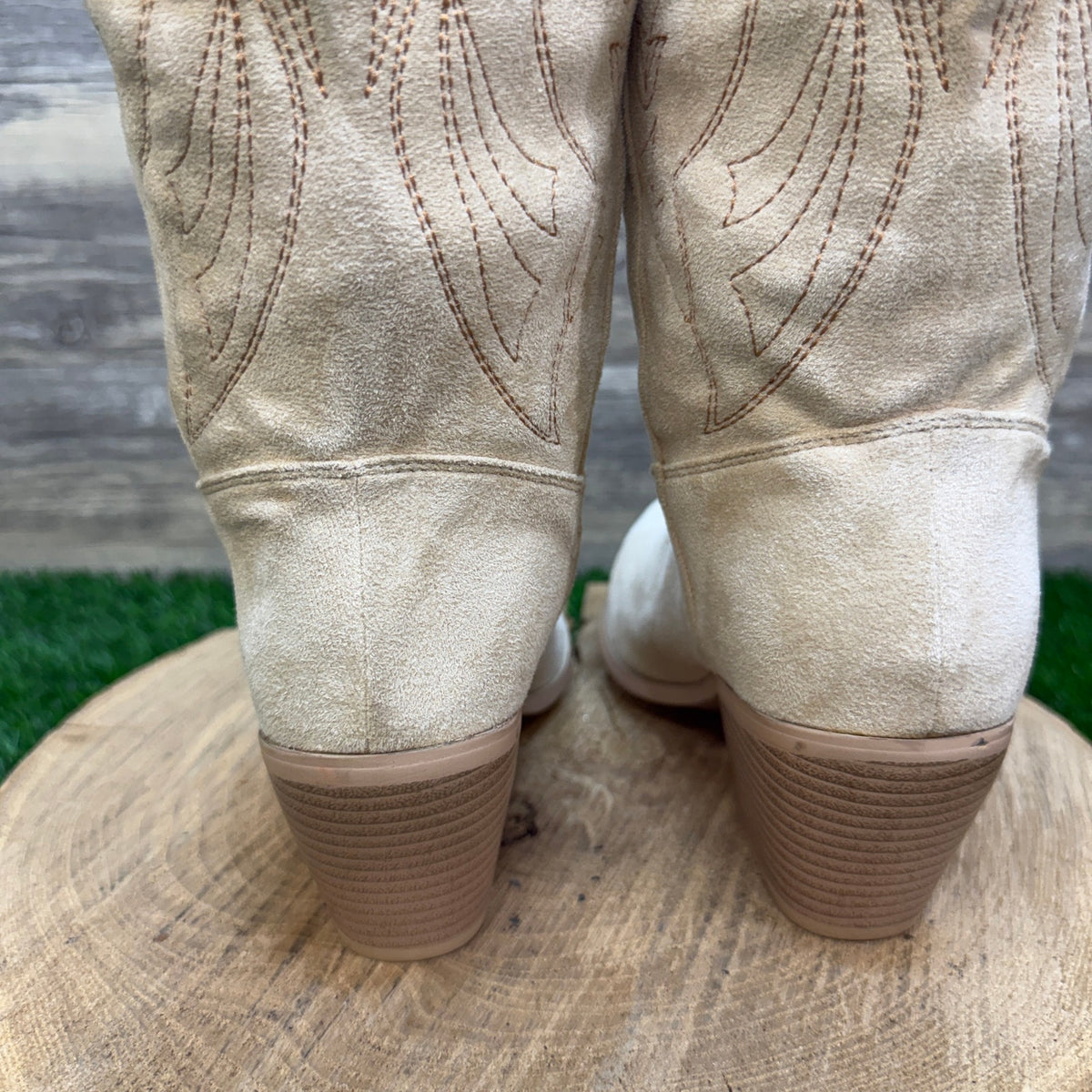Shoe’n Tale Women - Size 8 - Ivory Faux Suede Cowboy Boots