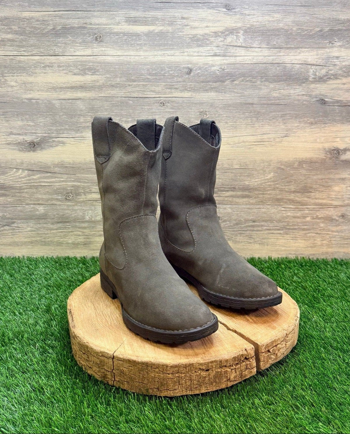 Born Women - Size 8M - Gray Suede Short Shaft  Boots  F55842