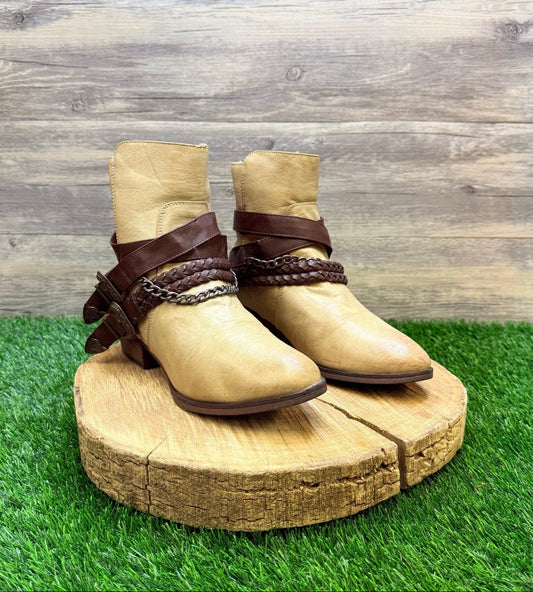 Pierre Dumas Women - Size 9 - Tan Ankle Zipper Belt Boots