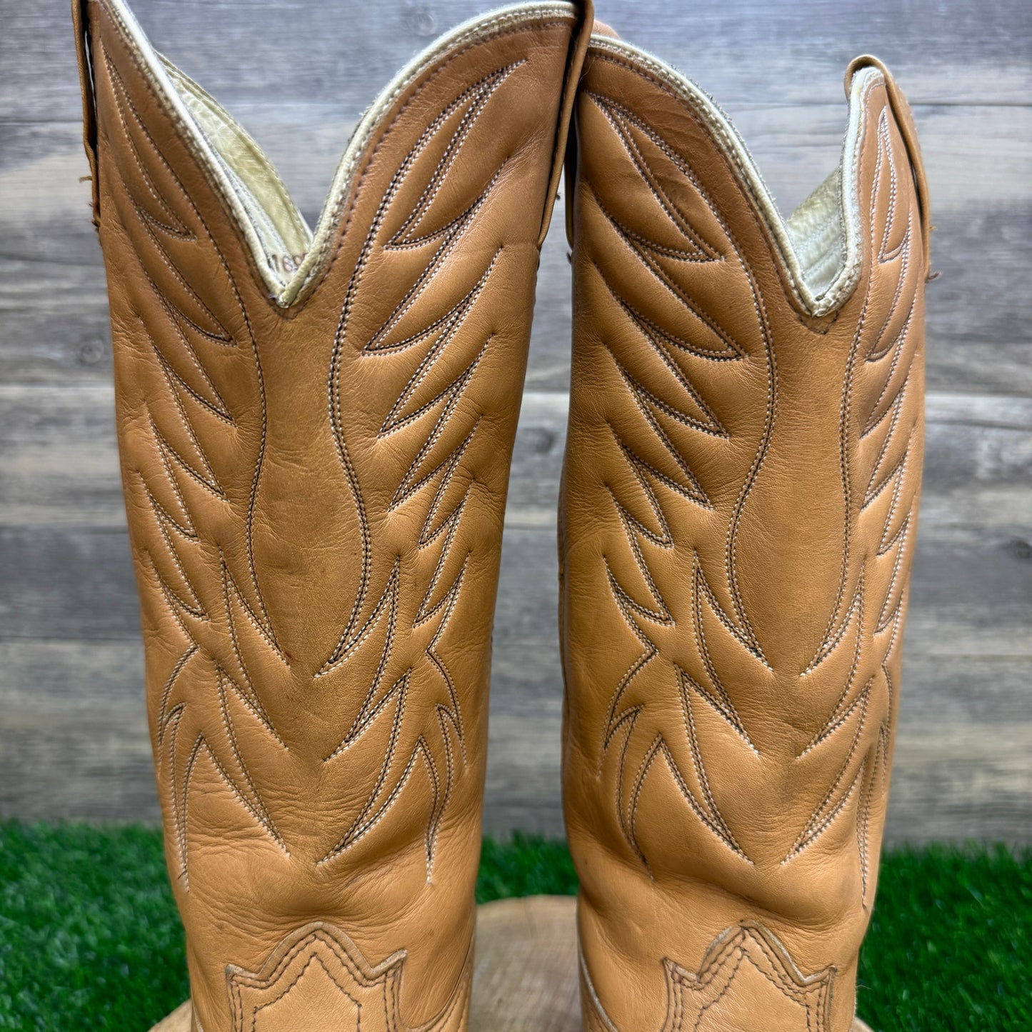Dingo Women - Size 9.5 M - Vintage Tan Heeled Cowboy Boots Style 16953